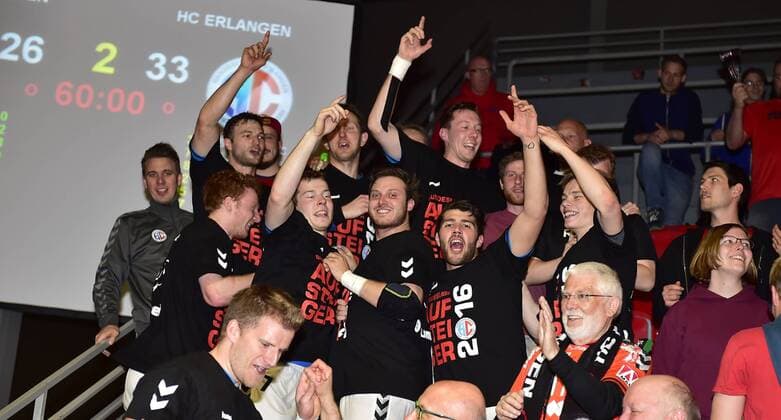 26.04.2016 - Handball - 2. Bundesliga HBL - Saison 2015 2016 - 36. Spieltag: VfL Eintracht Hagen - HC Erlangen HCE - - Jubel Freude - Aufstieg Aufsteiger - Mannschaft Team bei HCE-Fans Fans Fanblock