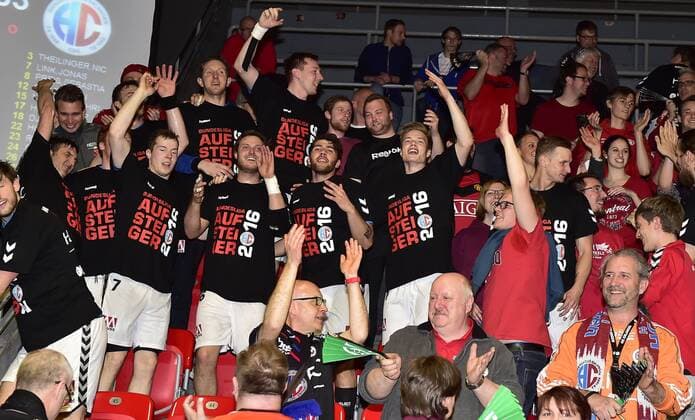 26.04.2016 - Handball - 2. Bundesliga HBL - Saison 2015 2016 - 36. Spieltag: VfL Eintracht Hagen - HC Erlangen HCE - - Jubel Freude - Aufstieg Aufsteiger - Mannschaft Team bei HCE-Fans Fans Fanblock