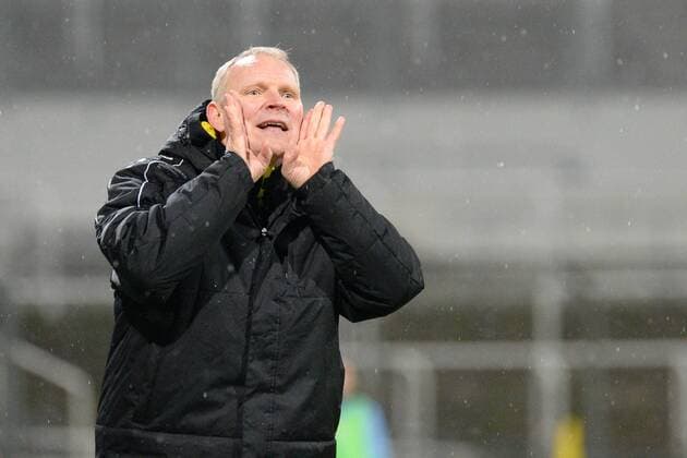 v.li.: Trainer Christoph Starke(SpVgg Bayreuth) gibt Anweisungen, gestikuliert, mit den Armen gestikulieren, gives instructions, gesticulate , Einzelbild, Aktion, ActionFussball, Regionalliga Bayern, TSV 1860 München II - SpVgg Oberfranken Bayreuth, xslx