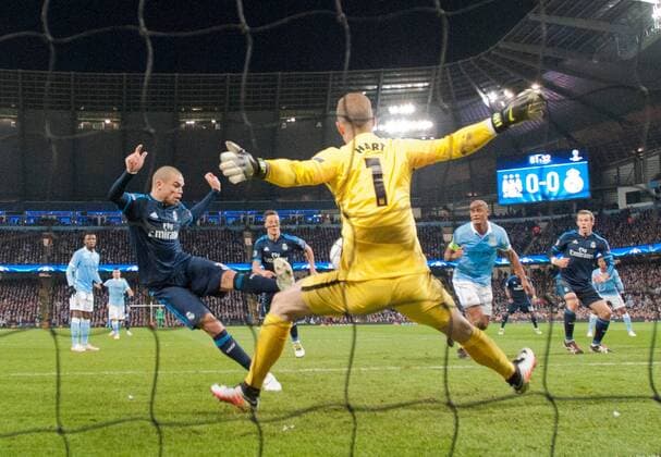 Manchester 26.04.2016, Etihad Stadium, Manchester, ENG, UEFA CL, Manchester City vs Real Madrid, Halbfinale, Hinspiel, im Bild Manchester City goalkeeper Joe Hart saves a shot by Pepe of Real Madrid Manchester City goalkeeper Joe Hart saves a shot by Pepe of Real Madrid during the UEFA Champions League semi Final, 1st Leg match between Manchester City and Real Madrid at the Etihad Stadium in Manchester, Great Britain on 2016 04 26. EX_FOCUS_FIL