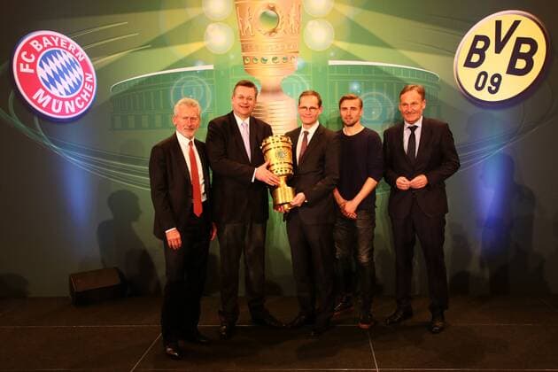 Fußball, DFB-Präsident Grindel präsentiert den DFB-Pokal in Berlin Fussball, Herren, Saison 2015 16, DFB-Pokal, Pokal Handover im Roten Rathaus, Paul Breitner (FC Bayern München), DFB-Präsident Reinhard Grindel, Berlins Regierender Bürgermeister Michael Müller (SPD), Marcel Schmelzer (Borussia Dortmund), Geschäftsführer Hans-Joachim Watzke (Borussia Dortmund), 27.04.16,