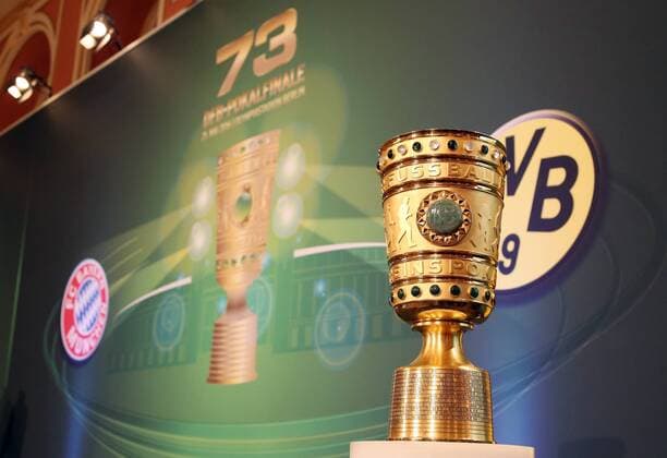Bilder des Tages - SPORT der Pokal Objekt feature Zeremonie der Pokalübergabe des DFB Pokals hand over im Roten Rathaus Berlin Fußball Fussball DFB Pokal Finale Bundesliga Herren Saison 2015 2016 27.04.2016 Borussia Dortmund BVB vs. FC Bayern München
