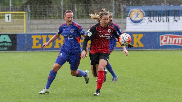 v.li.: Jana Sedlackova (Jena, 12), Sandra Starke (Freiburg, 13), Zweikampf, Duell, duel, tackle, Dynamik, Action, Aktion, Fussball, Allianz Frauen-Bundesliga, SC Freiburg - FF USV Jena, xozx