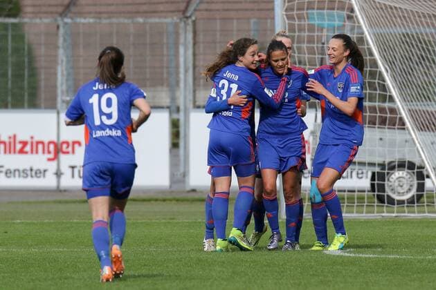 Spielerinnen des FF USV Jena jubeln mit Torschützin Amber Hearn (Jena, 10, Mitte) über das 1:1, Ausgleich, Jubel, Torjubel, Torerfolg, celebrate the goal, goal, celebration, Jubel ueber das Tor, optimistisch, Action, Aktion, Fussball, Allianz Frauen-Bundesliga, SC Freiburg - FF USV Jena, xozx