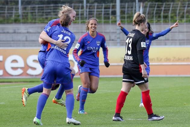 v.li.: Torschützin Lina Hausicke (Jena, 4), Jana Sedlackova (Jena, 12) und Rachel Melhado (Jena, 3) jubeln über das 1:2, Jubel, Torjubel, Torerfolg, celebrate the goal, goal, celebration, Jubel ueber das Tor, optimistisch, Action, Aktion, Fussball, Allianz Frauen-Bundesliga, SC Freiburg - FF USV Jena, xozx