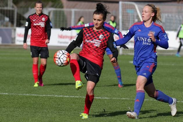 v.li.: Lina Maria Magull (Freiburg, 16), Annalena Breitenbach (Jena, 5), Zweikampf, Duell, duel, tackle, Dynamik, Action, Aktion, Fussball, Allianz Frauen-Bundesliga, SC Freiburg - FF USV Jena, xozx