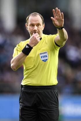 160427 Domare Jonas Eriksson under fotbollsmatchen i Allsvenskan mellan IFK Göteborg och Malmö FF den 27 april 2016 i Göteborg.  Copyright: CARLxSANDIN BB160427CS013