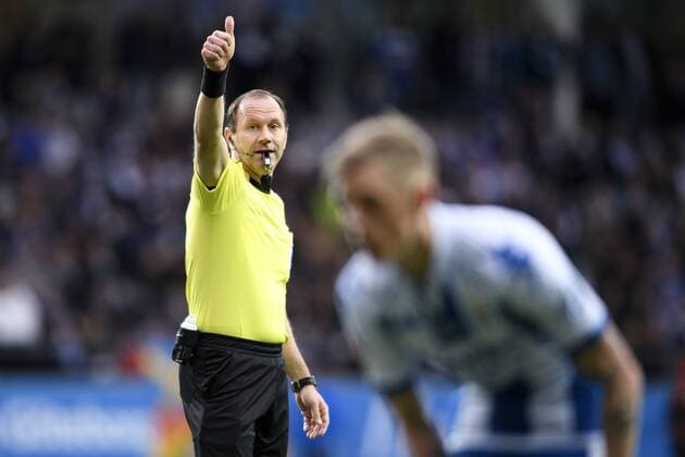 160427 Domare Jonas Eriksson gör tummen upp under fotbollsmatchen i Allsvenskan mellan IFK Göteborg och Malmö FF den 27 april 2016 i Göteborg.  Copyright: CARLxSANDIN BB160427CS015