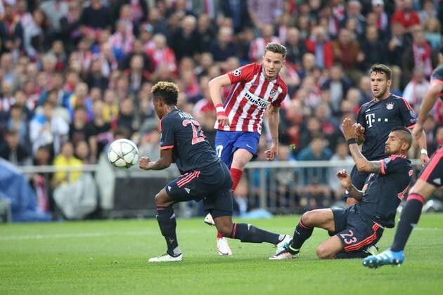 Themen der Woche - Sport Bilder des Tages - SPORT Madrid David Alaba (FC Bayern Muenchen) Arturo Vidal (FC Bayern Meunchen)kann den Torschuss zum 1:0 von Saul Niguez ( Atletico Madrid ) nicht aufhalten, Atletico Madrid vs. FC Bayern Muenchen, Fussball, Champions League Halbfinale, 27.04.2016, Copyright: Langer Eibner-Pressefoto EP_HLR