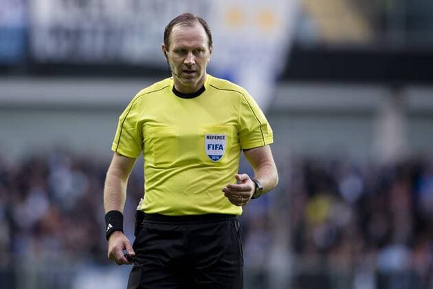 160427 Domare Jonas Eriksson under fotbollsmatchen i Allsvenskan mellan IFK Göteborg och Malmö FF den 27 april 2016 i Göteborg.  Copyright: MICHAELxERICHSEN BB160427BB245