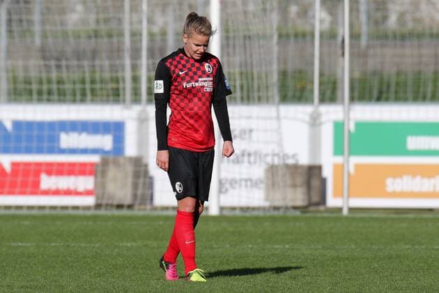 Lena Petermann (Freiburg, 22) lässt die Schultern hängen, enttäuscht schauend, Enttäuschung, Frustration, disappointed, pessimistisch, Fussball, Allianz Frauen-Bundesliga, SC Freiburg - FF USV Jena, xozx