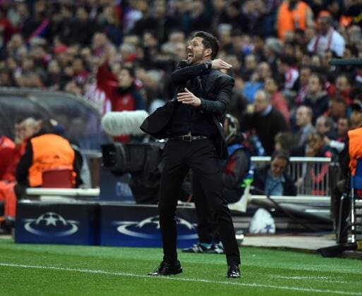 Madrid 27.04.2016, xjhx, Fussball Champions League, Atletico Madrid - FC Bayern München, emspor, v.l. Trainer Diego Simeone (Atletico Madrid) gibt Anweisungen, gestikuliert, mit den Armen gestikulieren gives instructions, gesticulate. verliert handy