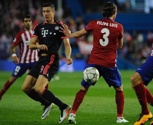 Bayern de Munich Forward, Robert Lewandowski - ROBERT LEWANDOWSKI, number 9 . Atletico de Madrid Defender, Filipe Luis Karsmirski - FILIPE LUIS, number 3. Round Semi-finals 1st of the CHAMPIONS league, soccer match between Atletico de Madrid - Bayern de Munich at the Vicente Calderon estadium, Madrid - Spain (ESP) by April 27, 2016. PHOTO: Gregorio Lopez.  xGregorioxLopezx x SOCCERxSPAINx