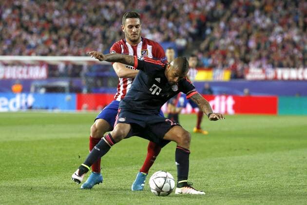 Bayern Munich s Chilean midfielder Arturo Vidal (front) and Atletico de Madrid s midfielder Koke fight for the ball during a Champions League semifinal match between Atletico de Madrid and Bayern Munich at Vicente Calderon Stadium in Madrid, Spain, 27 April 2016. ATLETICO MADRID VS BAYERN MUNICH !ACHTUNG: NUR REDAKTIONELLE NUTZUNG!  CAM044 20160427-635973924234431196