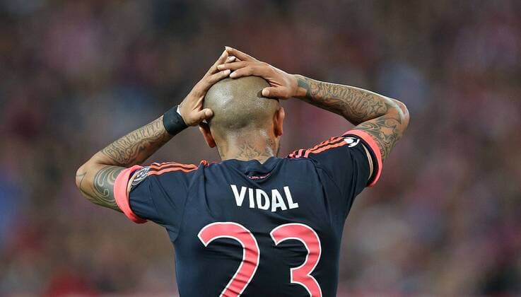 Themen der Woche - Sport Bilder des Tages - SPORT 27.04.2016, Fussball UEFA Champions League 2015 2016, Halbfinale, Hinspiel, Atletico Madrid - FC Bayern München, im Estadio Vicente Calder—n, Madrid. Arturo Vidal (Bayern München) enttäuscht 