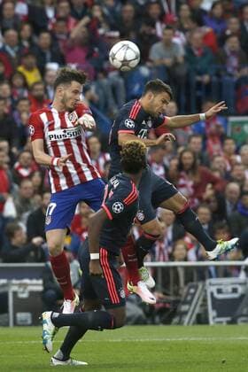 Atletico de Madrid s midfielder Saul Niguez (L) heads a ball next to Bayer Munich s midfielder Kingsley Coman during a Champions League semifinal match between Atletico de Madrid and Bayern Munich at Vicente Calderon Stadium in Madrid, Spain, 27 April 2016. ATLETICO MADRID VS BAYERN MUNICH !ACHTUNG: NUR REDAKTIONELLE NUTZUNG!  CAM052 20160427-635973927667835196