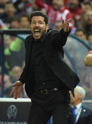 Madrid 27.04.2016, xjhx, Fussball Champions League, Atletico Madrid - FC Bayern München, emspor, v.l. Trainer Diego Simeone (Atletico Madrid) gibt Anweisungen, gestikuliert, mit den Armen gestikulieren gives instructions, gesticulate.