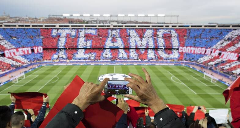 Madrid, 27.04.2016, Stadion Vicente Calderon Choreographie von Madrid eingefangen mit einem Samsung Handy Atletico Madrid vs. FC Bayern München mm