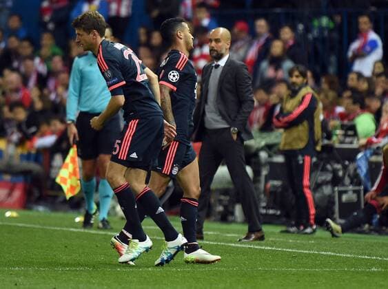 Madrid 27.04.2016, xjhx, Fussball Champions League, Atletico Madrid - FC Bayern München, emspor, v.l. Thomas Mueller (FC Bayern Muenchen), Thiago Alcantara (FC Bayern Muenchen), Pep Guardiola (Trainer FC Bayern Muenchen) Auswechslung Einwechslung