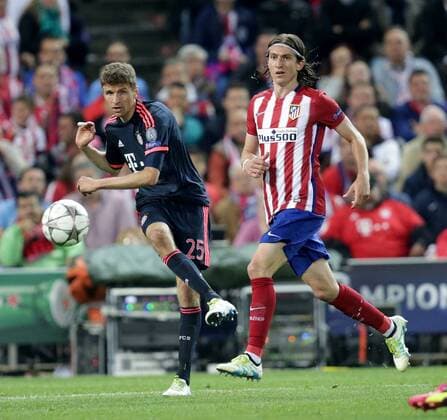 ESP, UEFA CL, Atletico Madrid (ESP) vs FC Bayern Muenchen (GER) 27.04.2016, Estadio Vicente Calderon, Madrid, ESP, UEFA CL Halbfinale, Atletico Madrid vs FC Bayern Muenchen im Bild Thomas Müller (München),Filipe Luis (Madrid) nordphotoxBratic