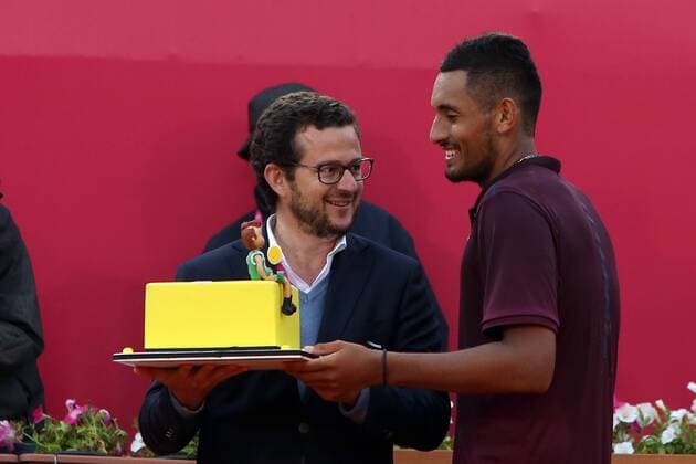 Tennis, ATP Turnier in Estoril, Nick Kyrgios erhält eine Geburtstagstorte April 27, 2016 - Estoril, Portugal - Joao Zilhao president of the Millennium Estoril Open ATP Tennis Herren 250 tennis tournament presents a cake to Australian Nick Kyrgios to celebrate his birthday at the Clube de Tenis do Estoril in Portugal on April 27, 2016. (Photo: Millennium Estoril Open ATP 250 tennis tournament - Inigo Cervantes (ESP) vs Nick Kyrgios (AUS)  - ZUMAn230