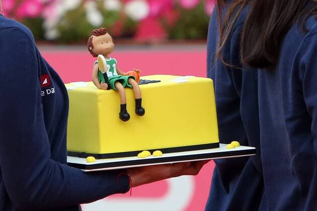 Tennis, ATP Turnier in Estoril, Nick Kyrgios erhält eine Geburtstagstorte April 27, 2016 - Estoril, Portugal - Joao Zilhao president of the Millennium Estoril Open ATP Tennis Herren 250 tennis tournament presents a cake to Australian Nick Kyrgios to celebrate his birthday at the Clube de Tenis do Estoril in Portugal on April 27, 2016. (Photo: Millennium Estoril Open ATP 250 tennis tournament - Inigo Cervantes (ESP) vs Nick Kyrgios (AUS)  - ZUMAn230