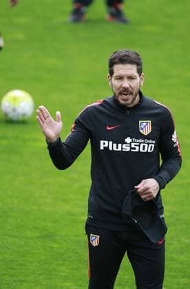 Bilder des Tages - SPORT Fußball, Atletico Madrid Training Head coach of Atletico Madrid, Argentine Diego Pablo Simeone, oversees his players during a training session held at the Cerro del Espino sports complex in Majadahonda, outside Madrid, 28 April 2016. Atletico Madrid will face Rayo Vallecano in a Spanish Primera Division League soccer match on 30 April. EFE Víctor Lerena Atletico madrid training !ACHTUNG: NUR REDAKTIONELLE NUTZUNG!  GRA116 20160428-635974453593197277