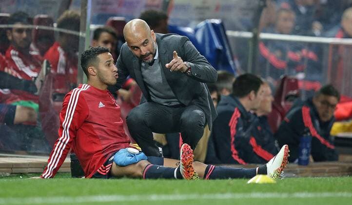 27.04.2016, Fussball UEFA Champions League 2015 2016, Halbfinale, Hinspiel, Atletico Madrid - FC Bayern München, im Estadio Vicente Calderon, Madrid. v.l. Thiago Alcantara (Bayern München) und Trainer Pep Guardiola (Bayern München) 