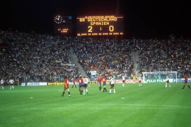 Die Anzeigetafel im Olympiastadion München verkündet das Endergebnis von 2:0 zwischen BR Deutschland und Spanien