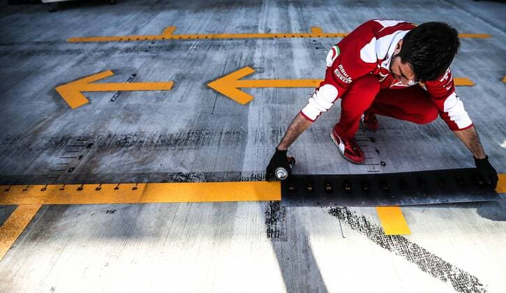 Bilder des Tages - SPORT SOCHI, RUSSIA. APRIL 28, 2016. Red Bull Racing F1 Team mechanic at the Sochi Autodrom racing circuit ahead of the 2016 Formula 1 Russian Grand Prix. Sergei Bobylev TASS  TS021236