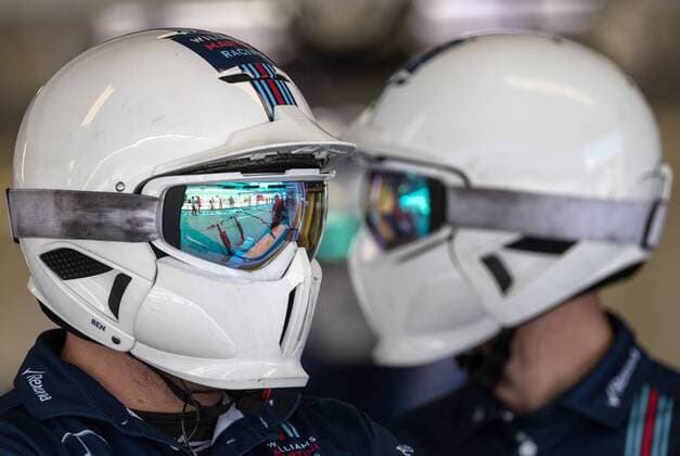 Bilder des Tages - SPORT SOCHI, RUSSIA. APRIL 28, 2016. A mechanic and a test driver of Williams Martini Racing F1 team with a racing car at the Sochi Autodrom racing circuit ahead of the 2016 Formula 1 Russian Grand Prix. Sergei Savostyanov TASS  TS021243
