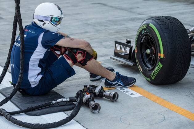 Bilder des Tages - SPORT SOCHI, RUSSIA. APRIL 28, 2016. A mechanic of Williams Martini Racing F1 team with a racing car at the Sochi Autodrom racing circuit ahead of the 2016 Formula 1 Russian Grand Prix. Sergei Savostyanov TASS  TS021247