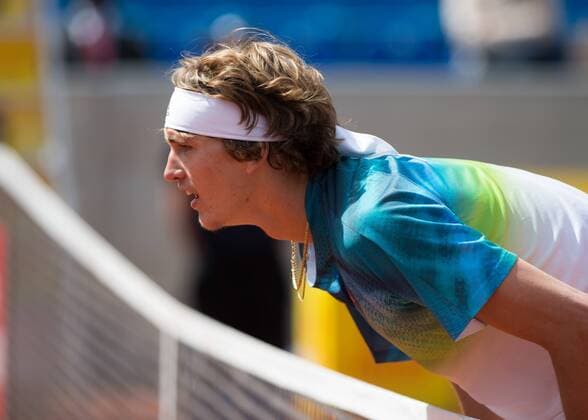 Bilder des Tages - SPORT Alexander Zverev (GER) schaut ueber die Netzkante auf den Ballabdruck,kurios, Tennis - BMW Open2016 - ATP Tennis Herren - MTTC Iphitos - Munich - - Germany - 28 April 2016.