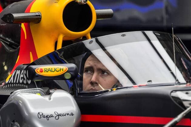 Formel 1, GP von Russland, Red Bull testet Frontscheibe Aero Screen als Cockpit-Schutz SOCHI, RUSSIA. APRIL 28, 2016. A new racing car of Australian driver Daniel Ricciardo of the Red Bull Racing F1 Team at the Sochi Autodrom racing circuit ahead of the 2016 Formula 1 Russian Grand Prix. Sergei Savostyanov TASS  TS0212A4
