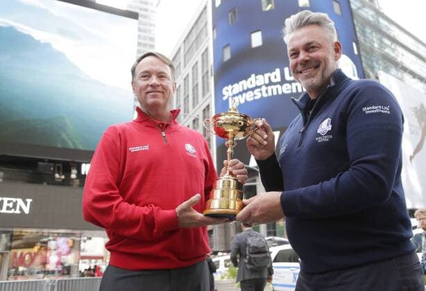 Bilder des Tages - SPORT Ryder Cup Captains Davis Love III and Darren Clarke hold the The Ryder Cup trophy in Times Square after they ring the opening bell at the Nasdaq in New York City on April 28, 2016.  NYP20160428104 JOHNxANGELILLO