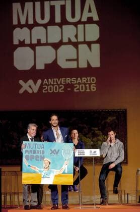 Director of the tournament Manolo Santana (L) poses with tennis players Feliciano Lopez (2L), Andy Murray (R) and Petra Kvitova (2R) during the presentation of the XV Mutua Madrid Open at the Thyssen-Bornemisza Museum in Madrid, Spain, 28 April 2016. The competition will be held from Sunday at Caja Magica arena in the Spanish capital. PRESENTATION OF THE XV MUTUA MADRID OPEN !ACHTUNG: NUR REDAKTIONELLE NUTZUNG!  MAD002 20160428-635974756075771439