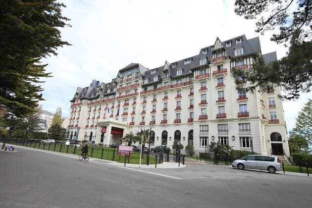 Fußball, EURO 2016, Quartier der Nationalmannschaft Polens in La Baule exterieur et entree Hotel Barriere L Hermitage FOOTBALL : Mannschaftsquartier der Nationalmannschaft von Polen während der EURO 2016 - La Baule - Euro2016 - 29 04 2016 