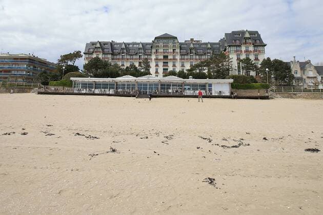 Fußball, EURO 2016, Quartier der Nationalmannschaft Polens in La Baule exterieur et entree Hotel Barriere L Hermitage FOOTBALL : Mannschaftsquartier der Nationalmannschaft von Polen während der EURO 2016 - La Baule - Euro2016 - 29 04 2016 