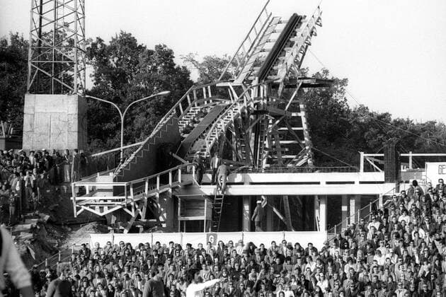 Sprungschanze hinter Fanblock im Waldstadion Frankfurt am Rande des Spiels der Eintracht gegen den FC Bayern München