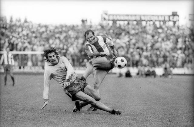 Franz -Bulle- Roth (FC Bayern München) gegen Bernd Gersdorff (Eintracht Braunschweig)