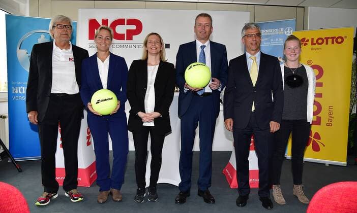 29.04.2016 - Tennis - NÜRNBERGER Versicherungs Cup 2016 - WTA Tennis Damen Women Frauen Damen Turnier - Pressekonferenz - - Gruppenbild - von links : Peter Söll ( Geschäftsführer NCP ) Barbara Rittner ( Turnierbotschafterin FedCup Teamchefin ) Sandra Reichel ( Turnierdirektorin ) Dr. Ulrich Maly ( Oberbürgermeister Stadt Nürnberg ) Dr. Armin Zitzmann ( Vorstandsvorsitzender NÜRNBERGER Versicherungsgruppe ) Lara Schmidt ( Deutsche Jugendhallenmeisterin U16 1. FC Nürnberg FCN )