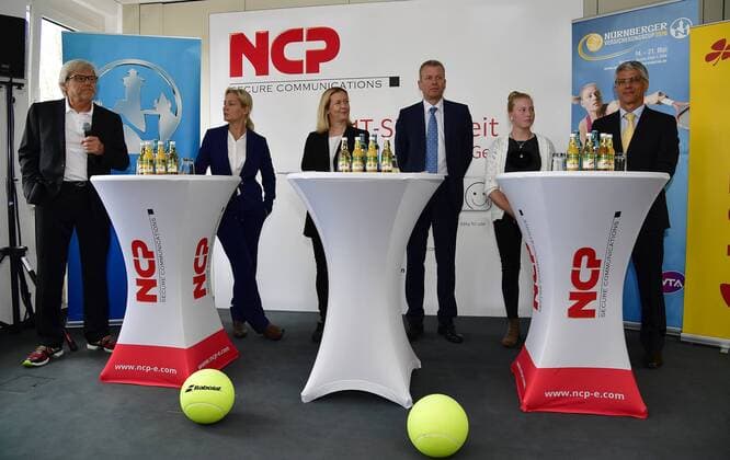 29.04.2016 - Tennis - NÜRNBERGER Versicherungs Cup 2016 - WTA Tennis Damen Women Frauen Damen Turnier - Pressekonferenz - - von links : Peter Söll ( Geschäftsführer NCP ) Barbara Rittner ( Turnierbotschafterin FedCup Teamchefin ) Sandra Reichel ( Turnierdirektorin ) Dr. Ulrich Maly ( Oberbürgermeister Stadt Nürnberg ) Lara Schmidt ( Deutsche Jugendhallenmeisterin U16 1. FC Nürnberg FCN ) Dr. Armin Zitzmann ( Vorstandsvorsitzender NÜRNBERGER Versicherungsgruppe )