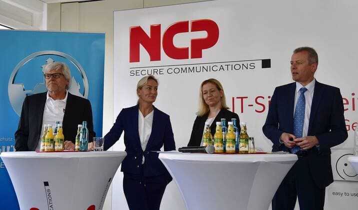 29.04.2016 - Tennis - NÜRNBERGER Versicherungs Cup 2016 - WTA Tennis Damen Women Frauen Damen Turnier - Pressekonferenz - - von links : Peter Söll ( Geschäftsführer NCP ) Barbara Rittner ( Turnierbotschafterin FedCup Teamchefin ) Sandra Reichel ( Turnierdirektorin ) Dr. Ulrich Maly ( Oberbürgermeister Stadt Nürnberg )