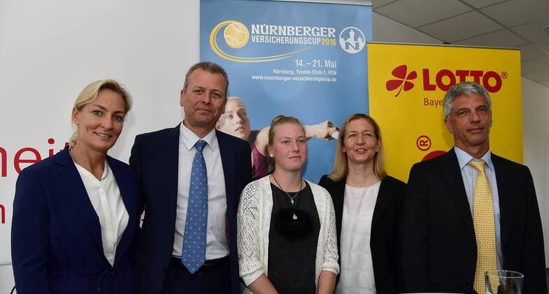 29.04.2016 - Tennis - NÜRNBERGER Versicherungs Cup 2016 - WTA Tennis Damen Women Frauen Damen Turnier - Pressekonferenz - - von links : Barbara Rittner ( Turnierbotschafterin FedCup Teamchefin ) Dr. Ulrich Maly ( Oberbürgermeister Stadt Nürnberg ) Lara Schmidt ( Deutsche Jugendhallenmeisterin U16 1. FC Nürnberg FCN ) Sandra Reichel ( Turnierdirektorin ) Dr. Armin Zitzmann ( Vorstandsvorsitzender NÜRNBERGER Versicherungsgruppe )
