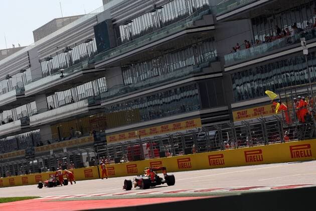Russian Grand Prix, Sochi 29.04.2016 - Free Practice 2, Sebastian Vettel (GER) Scuderia Ferrari SF16-H sttoped on the track and Daniel Ricciardo (AUS) Red Bull Racing RB12 