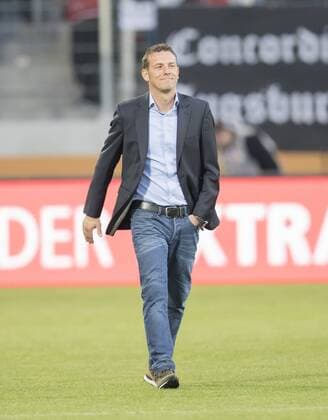 Markus WEINZIERL, FCA Trainer Ganzfigur, Aktion, Portrait, Einzelbild FC AUGSBURG - 1.FC KOELN 0-0 Fussball 1. Bundesliga , Augsburg, am 29.04.2016, 32.Spieltag, Saison 2015 2016, 1.Liga, 1.Bundesliga,