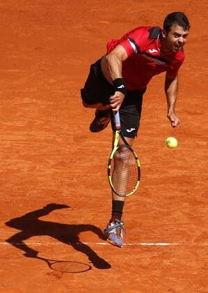 Spanish tennis player Inigo Cervantes serves the ball against Kazak Mikhail Kukushkin during their match of the Mutua Madrid Open at the at Caja Magica court in Madrid, Spain, 30 April 2016. The Mutua Madrid Open runs from 29 April to 08 May 2016. Inigo Cervantes vs. Mikhail Kukushkini !ACHTUNG: NUR REDAKTIONELLE NUTZUNG!  GRA071 20160430-635976203258732445