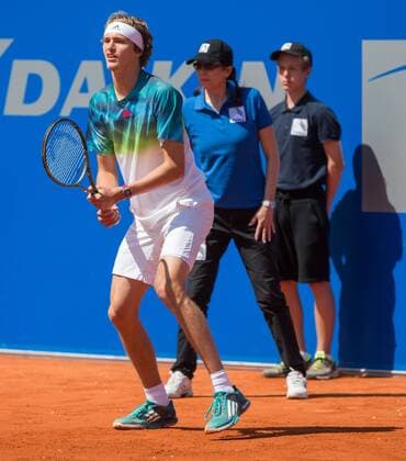 Alexander Zverev (GER) hinter ihm Linienrichterin und Balljunge,Symbol, Tennis - BMW Open2016 - ATP Tennis Herren - MTTC Iphitos - Munich - - Germany - 30 April 2016.