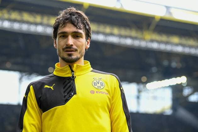 Dortmund Kapitaen Mats Hummels (Borussia Dortmund 15) verlaesst beim Aufwaermen unter Pfiffen der Fans auf der Suedtribuene das Stadion beim Fußball Bundesliga-Spiel zwischen Borussia Dortmund und dem VfL Wolfsburg am 30.04.2016, Copyright: Schuelerx xEibnerx-xPressefoto EP_JSE