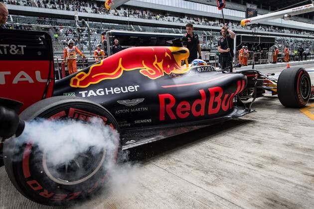 Bilder des Tages - Sport SOCHI, RUSSIA. APRIL 30, 2016. Red Bull Racing driver Daniel Ricciardo of Australia leaves the pits in the third practice session of the 2016 Formula One Russian Grand Prix at the Sochi Autodrom Circuit. Sergei Savostyanov TASS  TS021555
